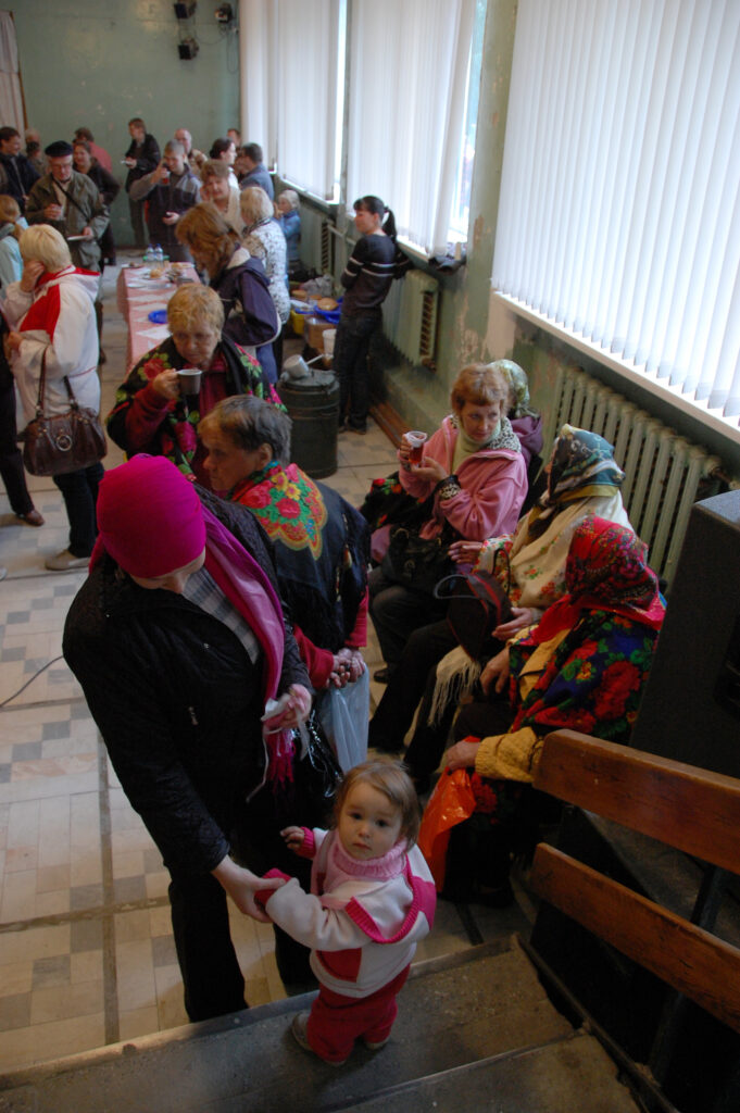 Hyörinää väliajalla Uhtuan kulttuuritalon aulassa. © Anne Seppänen