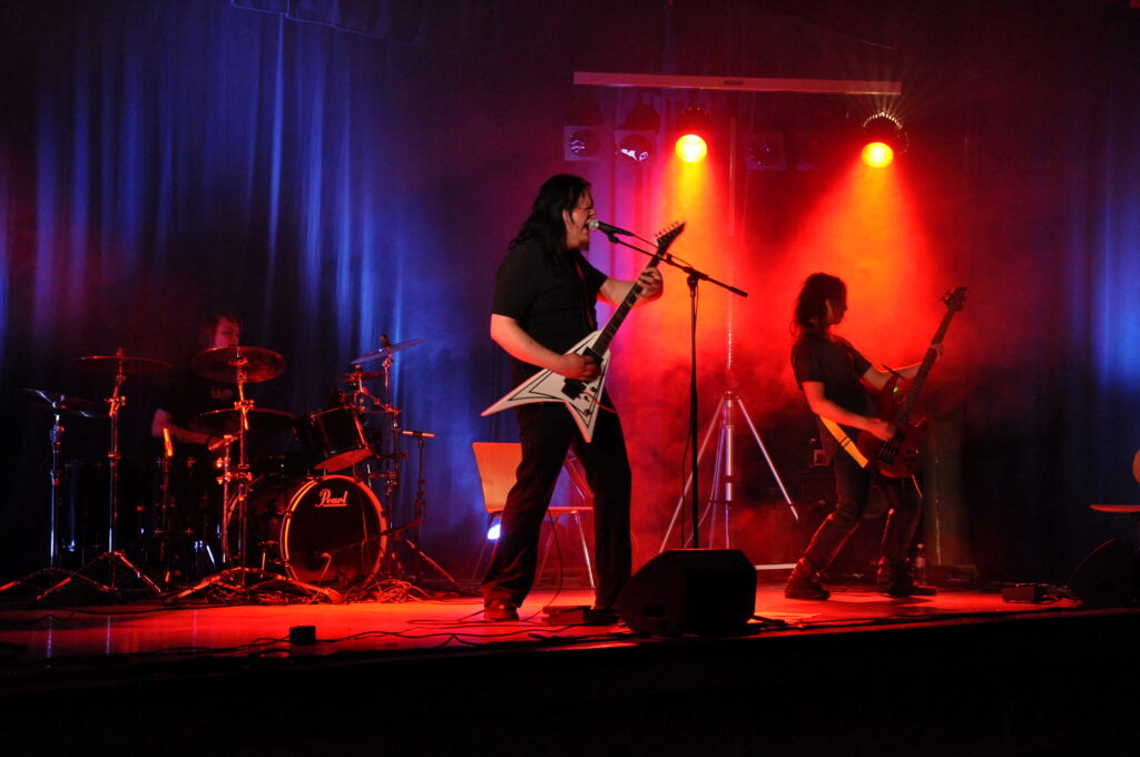 Vinide. Kuvassa: Jaakko Juntunen - rummut; Elmeri Kinnunen - laulu, kitara; Jarkko Holopainen - basso. © Juha Olkkonen / Sommelo10