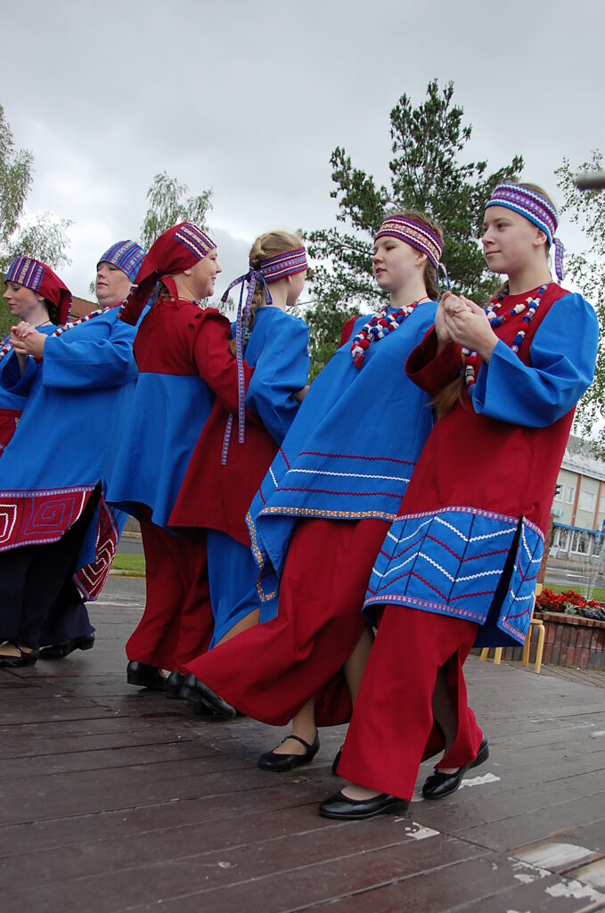 Veskelyksen folkloreryhmä esiintyy torikahveilla © Janne Seppänen