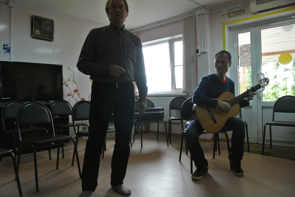 Pekka Huttu-Hiltunen ja Janne Seppänen Uhtuan vanhainkodilla © Jorma Airola