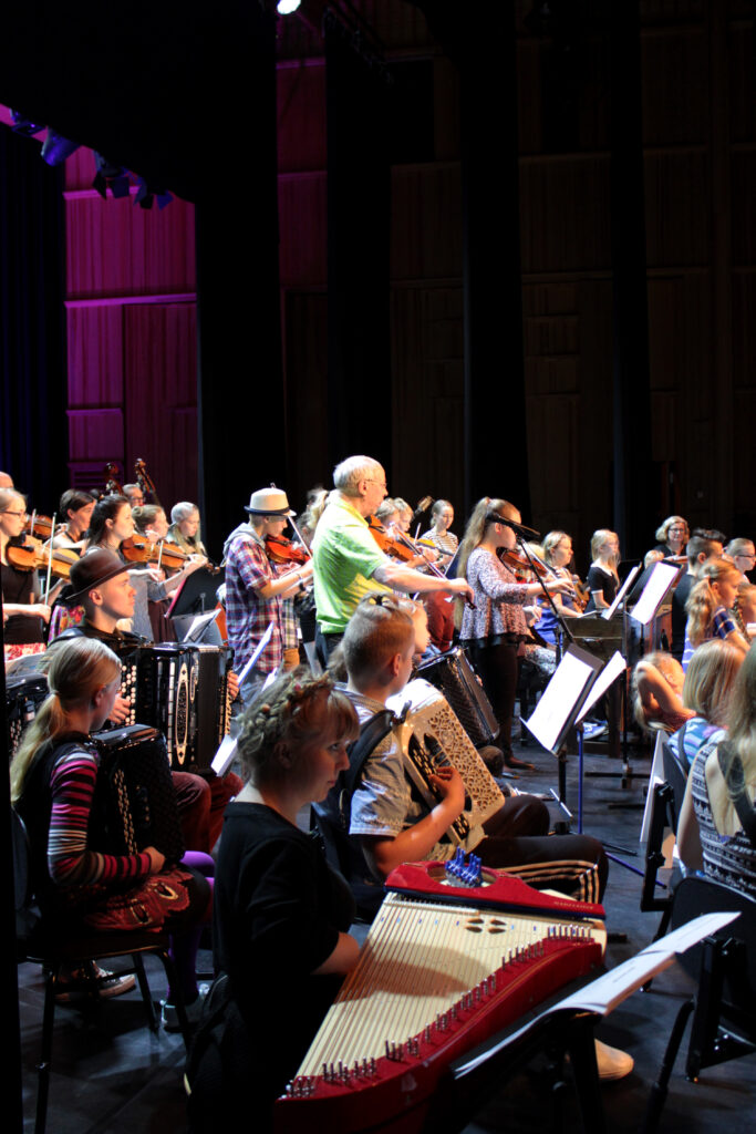 Myös Siba folk big bandin jäseniä musisoimassa yhdessä Näppäreiden kanssa © Hannele Tervo