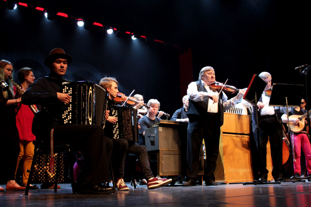 Siba folk big band musisoimassa Paltamon pelimannien kanssa © Hannele Tervo