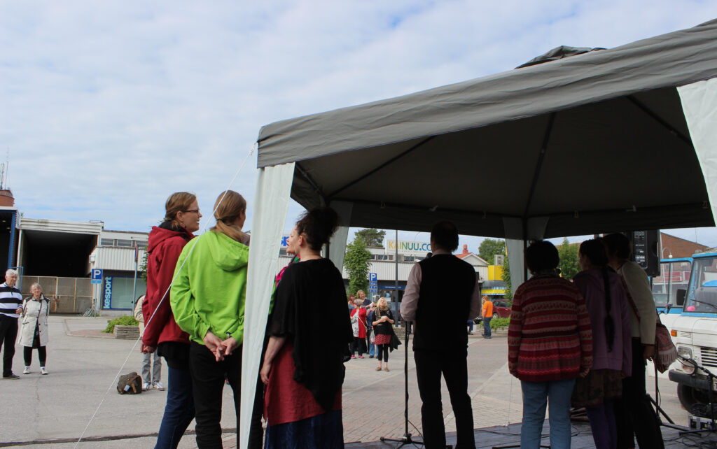 Runolaulu-kurssilaiset esiintyvät torilaisille © Hannele Tervo
